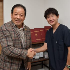 鹿屋市の整体 堂-DOU- 施術後のお客様との記念撮影